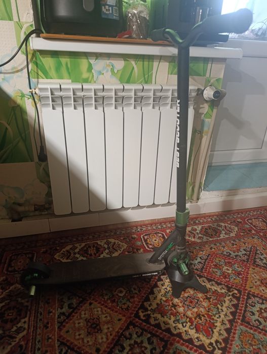 Трюковый самокат с подставкой.