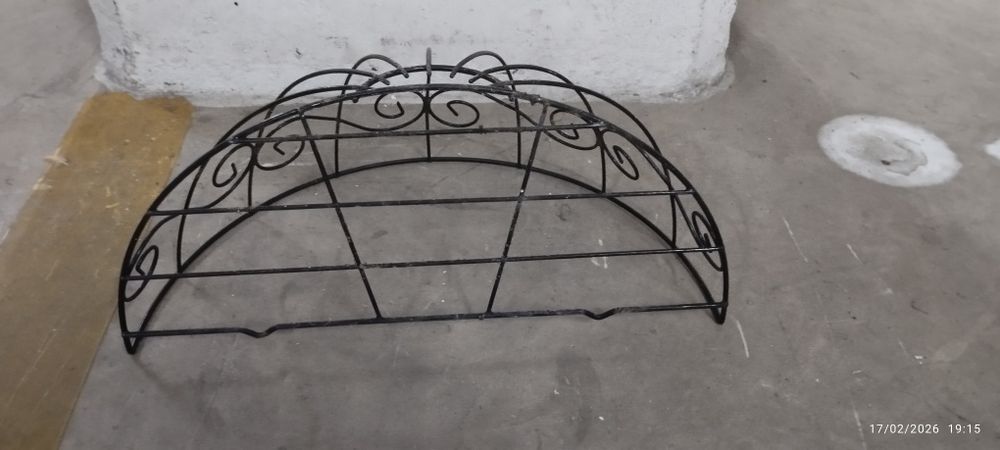 Suporte em ferro, de parede, para plantas. 40x21x18. Em Loulé.