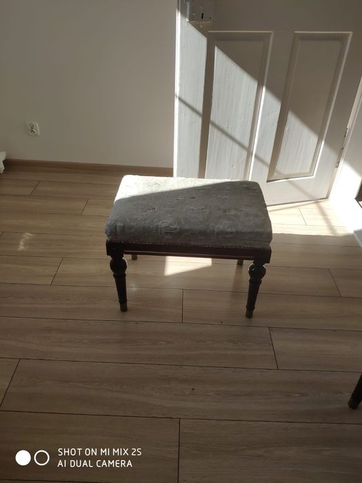 Sypialnia Toaletka w stylu kolonialnym z pufem plus duże łózko plus sz