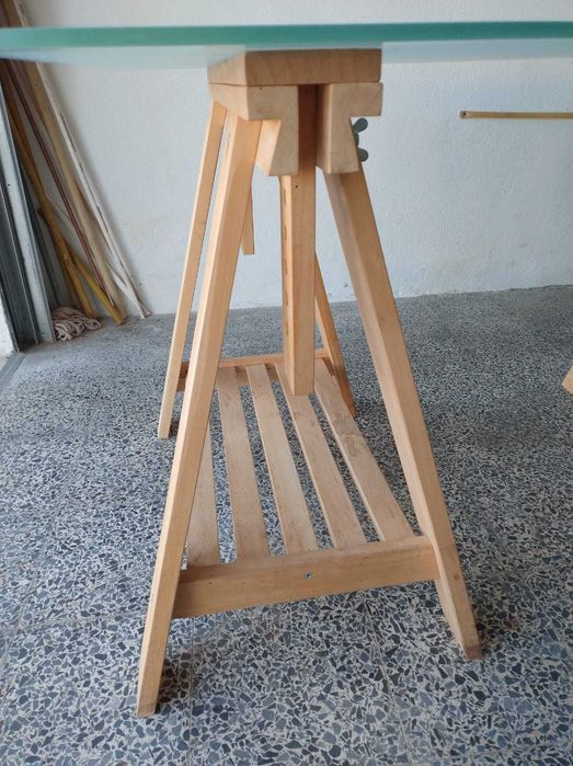 Secretária com tampo em vidro