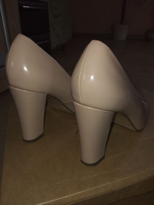 Бежеві жіночі туфлі.