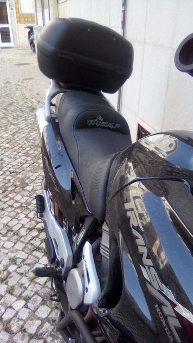 Honda Transalp 650cc,como nova, punhos aquecidos,faróis auxiliares,mala,banco em gel,proteção para o motor,espelho alto e  revisão feita recentemente.