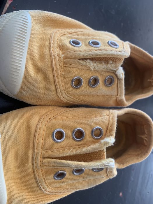 Tenis crianca amarelos (Pisamonas)