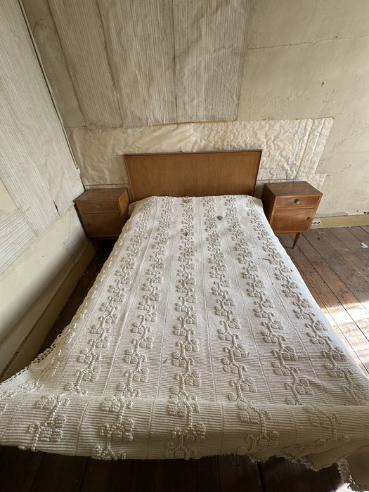 Cama e mesinhas de cabeceira