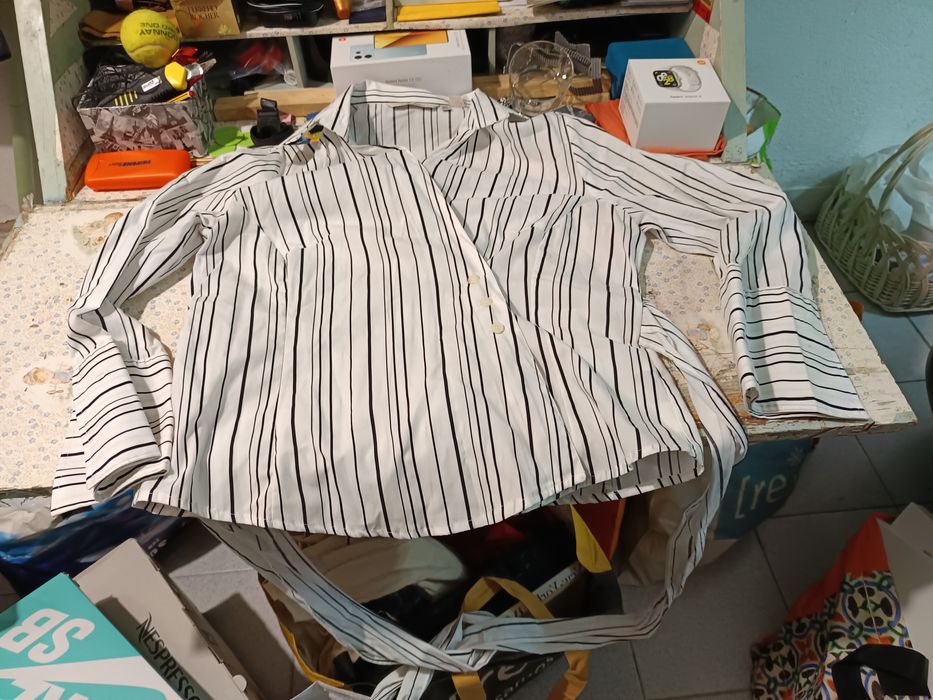 Vendo vestido branco com riscos amarelos para senhoras vão estar
