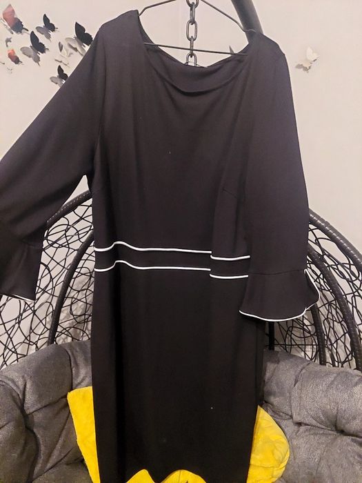Elegancka czarna sukienka rozmiar 52