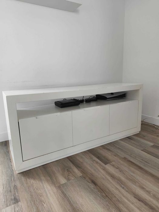 Movel TV branco em madeira maciça