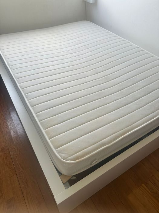 Vendo conjunto Cama + colchão + mesinha cabeceira