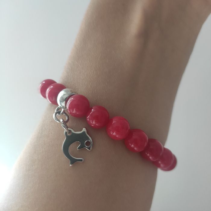 Bransoletka czerwony koral z zawieszką delfin