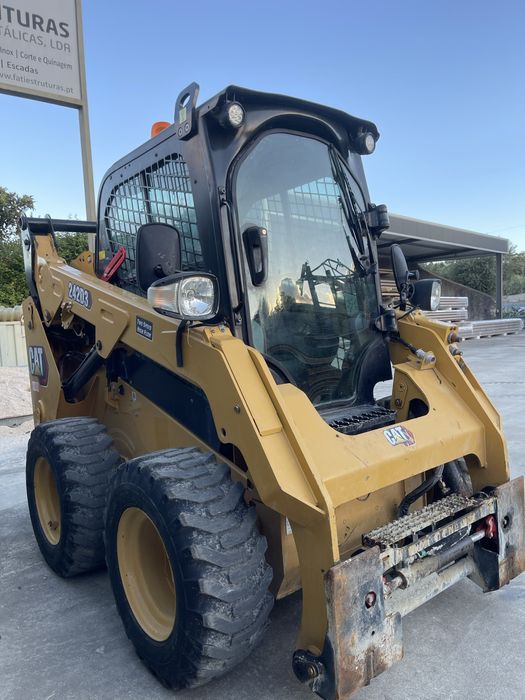 Mini pá carregadora Caterpillar 242D3