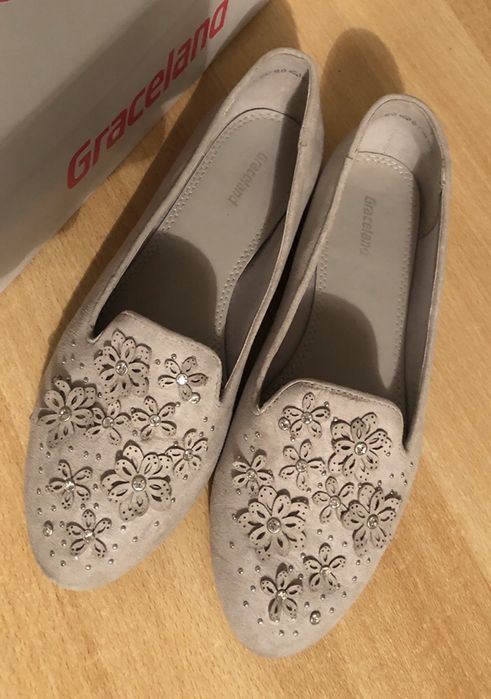 Buty damskie jasno szare z kwiatkami