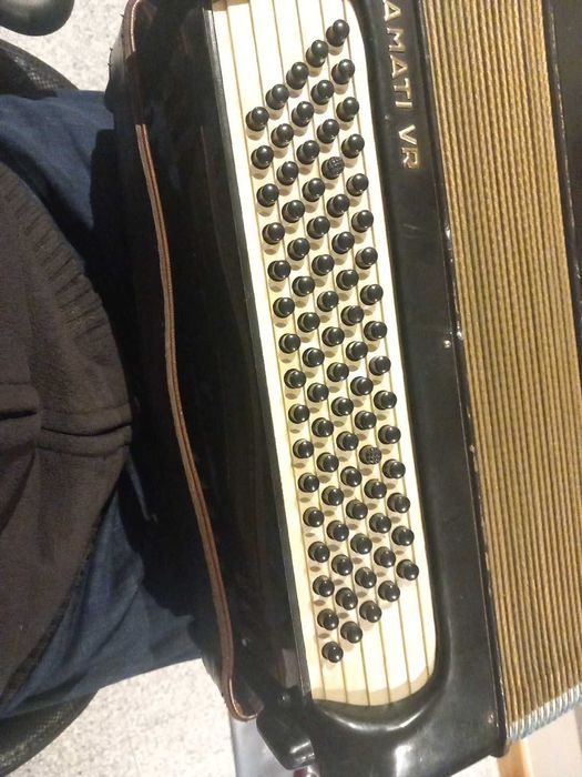 Acordeao Hohner amati iv 3