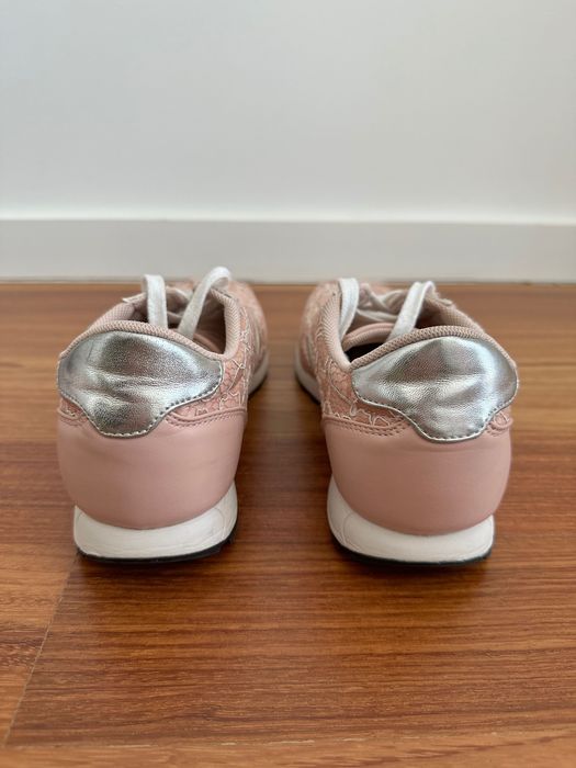 Sapatilhas de pele rosa Guess