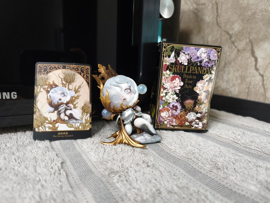 Фигурка Skullpanda Pop mart "Petals in four Acts" The Decay Awaited (оригинал)