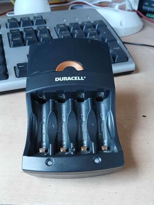 Зарядний пристрій Duracell CEF14 для акумуляторів AA / AAA (Ni-MH)