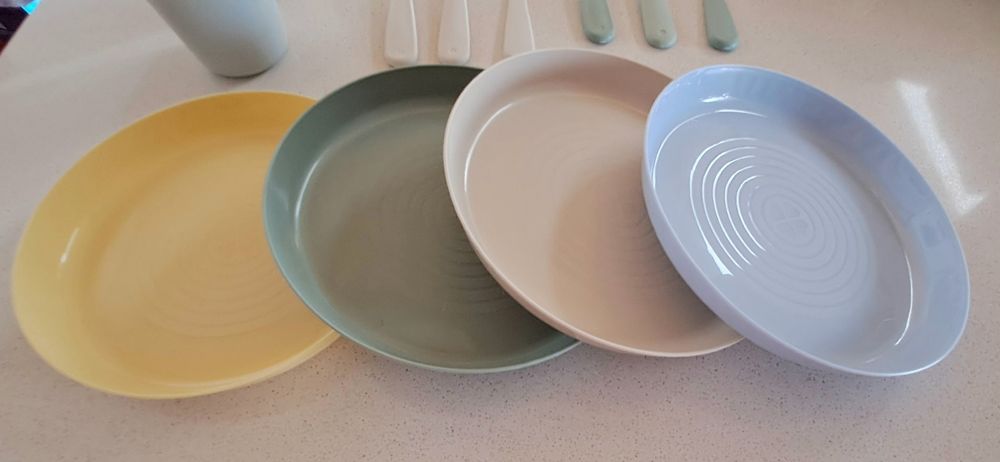 Conjunto pic nic, para 4 pessoas, pratos, copos e  talheres
Usado 1 ve