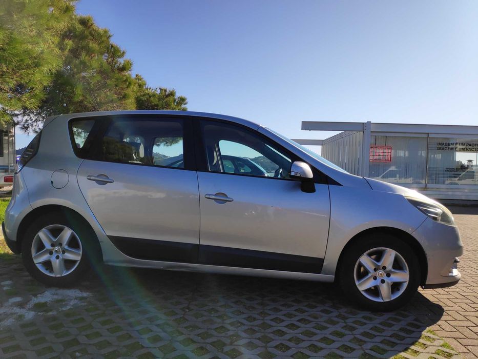 RENAULT SCENIC – Este monovolume de 2012 destaca-se pela sua versatilidade e conforto.