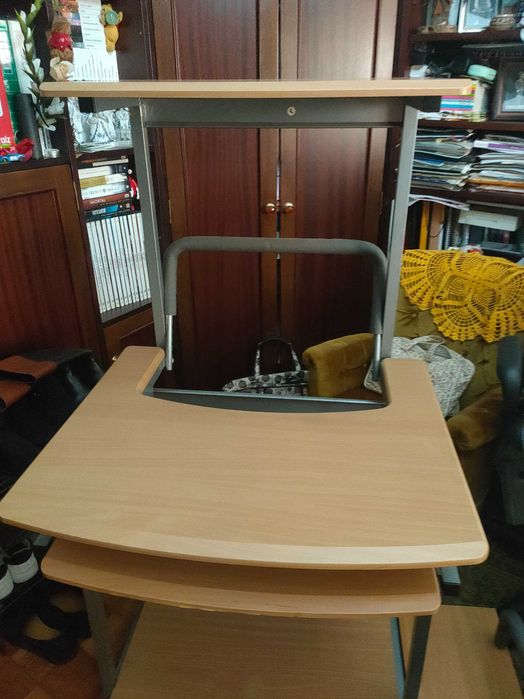 Home Office (Secretária de escritório) com rodinhas em bom estado