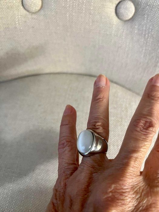 Anel prateado com pedra oval