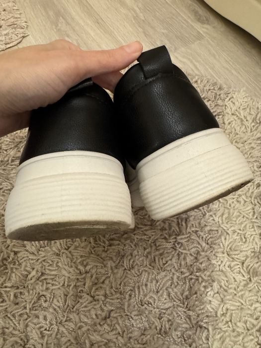 Продам женские кроссовки