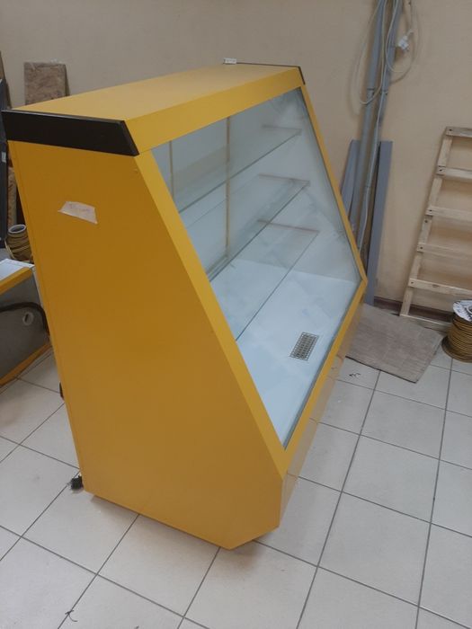 Холодильна вітрина для снеків