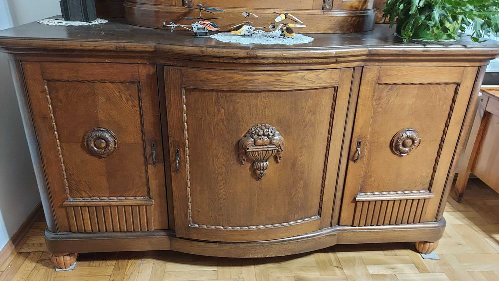 Rzeżbiony przedwojenny kredens