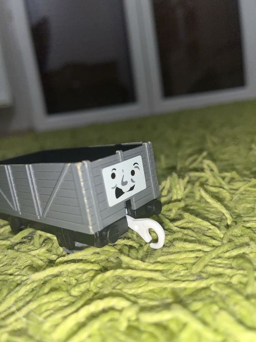 Tomek i Przyjaciele TOMY – lokomotywa + 2 wagony | sprawna, jeździ