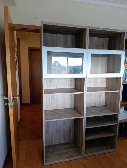 Estante ikea com portas de vidro