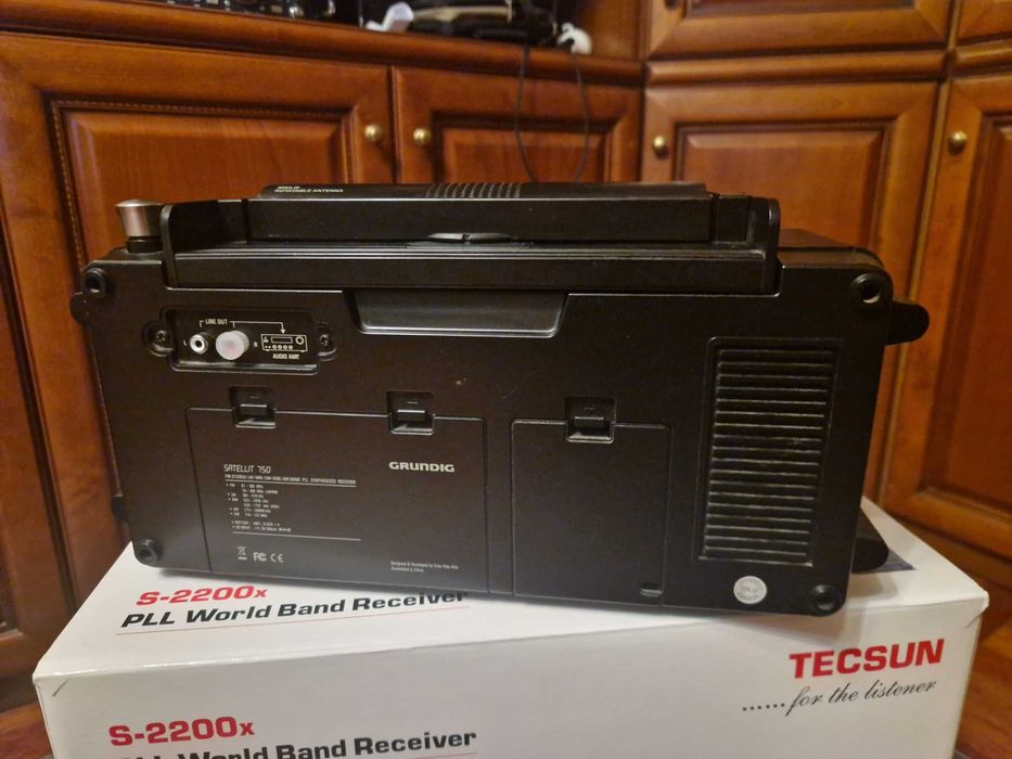 Grundig satellit 750 в коробке от Tecsun s-2000 в  рабочем состоянии