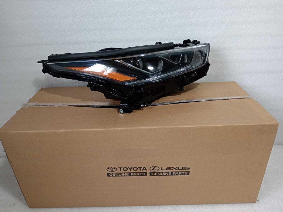 Фара правая Toyota Highlander 81110-0E521