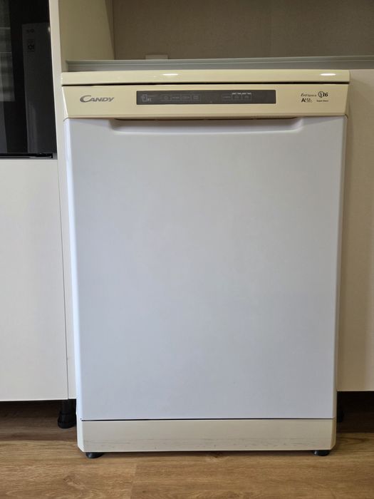 Máquina lavar loiça Candy A+++  com 7 anos