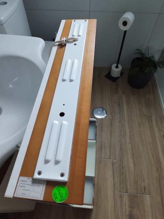 Conjunto de casa de banho: móvel com lavatório + espelho com luz — marca mdm