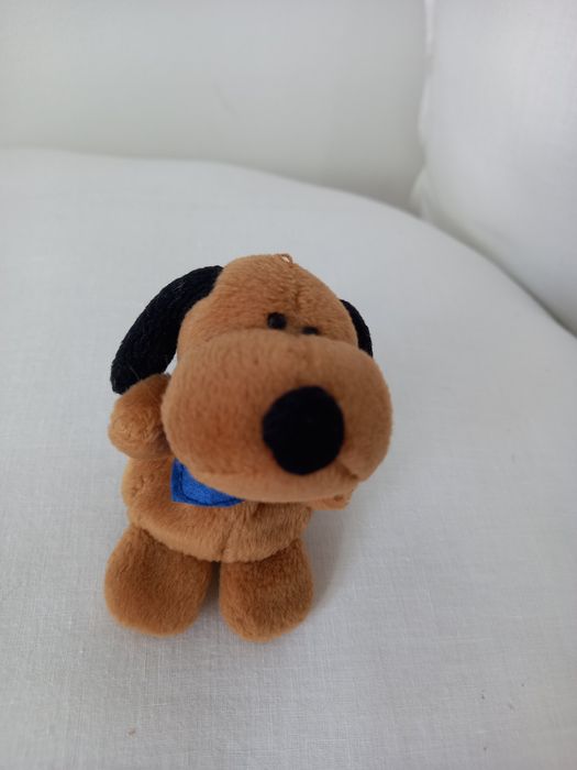 Porta-chaves NICI cão castanho com bandana azul