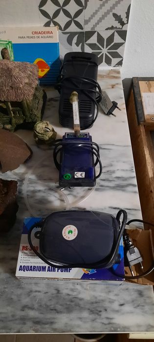 Vários acessórios para peixes de aquario