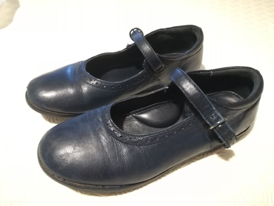 Sapatos azuis escuros em pele