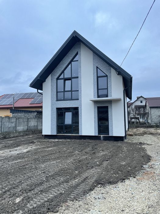 Новозбудований сучасний будинок