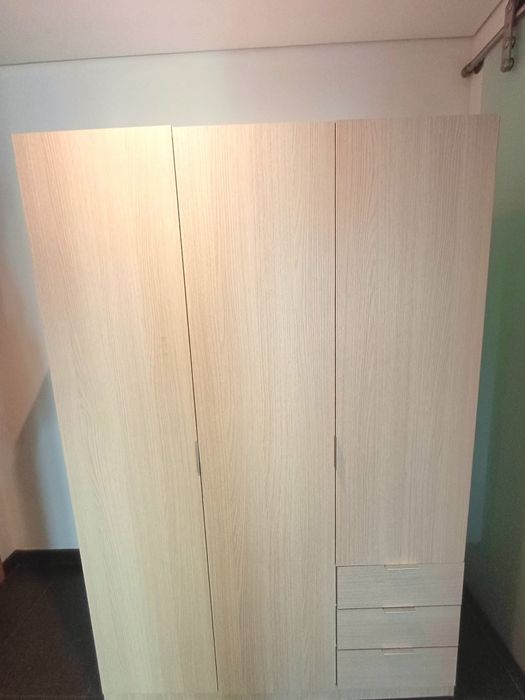 Roupeiro com gavetas e divisórias