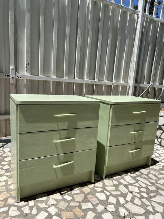Conjunto Mesinhas de Cabeceira com 3 Gavetas – Madeira – Verde Claro