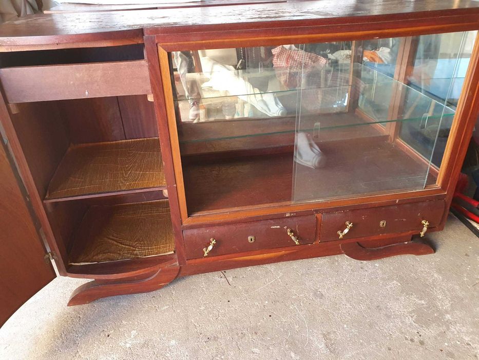 Conjunto de móveis antigos
