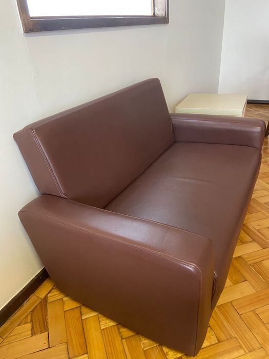 Sofá 2 lugares em pele sintética castanho
