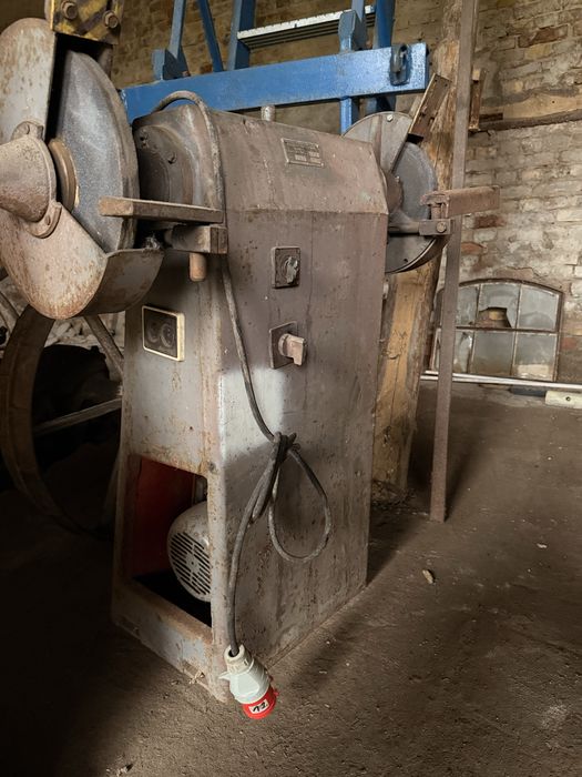 Stacjonarna, dwutarczowa szlifierka przemysłowa Spółdzielni Pracy „MECHANIK” Chojnice, typ SO-300