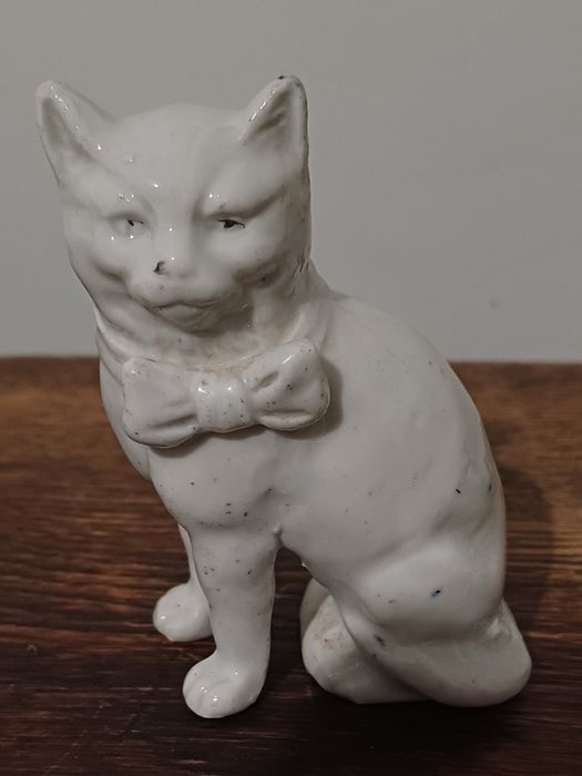 Stara przedwojenna porcelanowa figurka kota