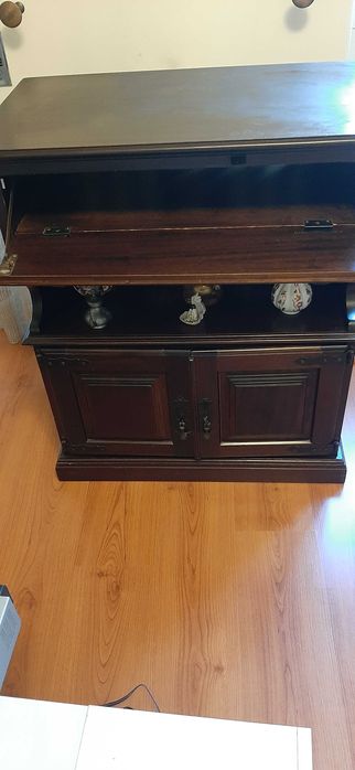 Mesa de TV em Mogno