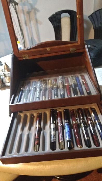 Movel com 22 ,Canetas com Assinaturas Escritores