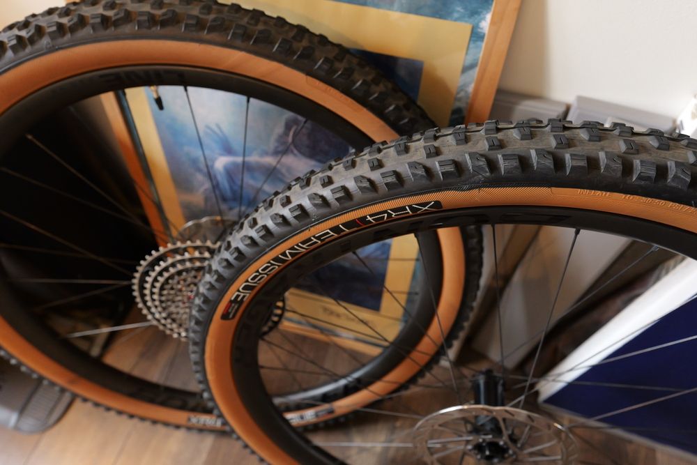 Bontrager XR4 29" 2.4 Team Issue TLR brązowa opony brązowe set komplet
