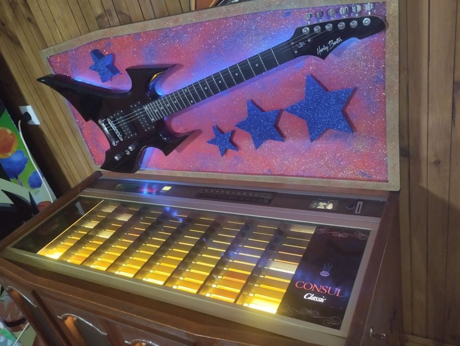 Jukebox de vinil a funcionar perfeitamente.
Tem 80 discos, com 160 mús