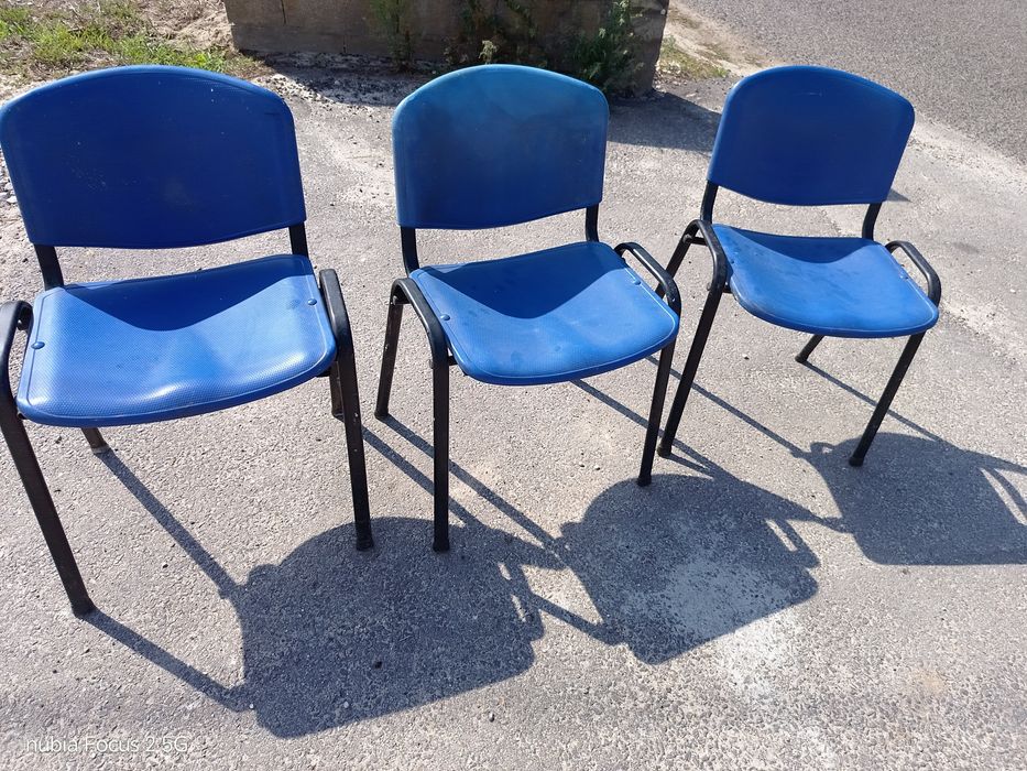 3 cadeiras de Cerro e plastico