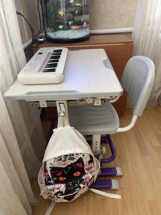 Дитяча фірмова парта Cubby. Яка росте зі стільчиком.