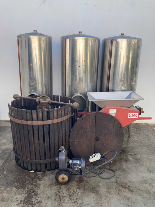 Conjunto de depositos para armazenar vinho, com prensa, esmagador