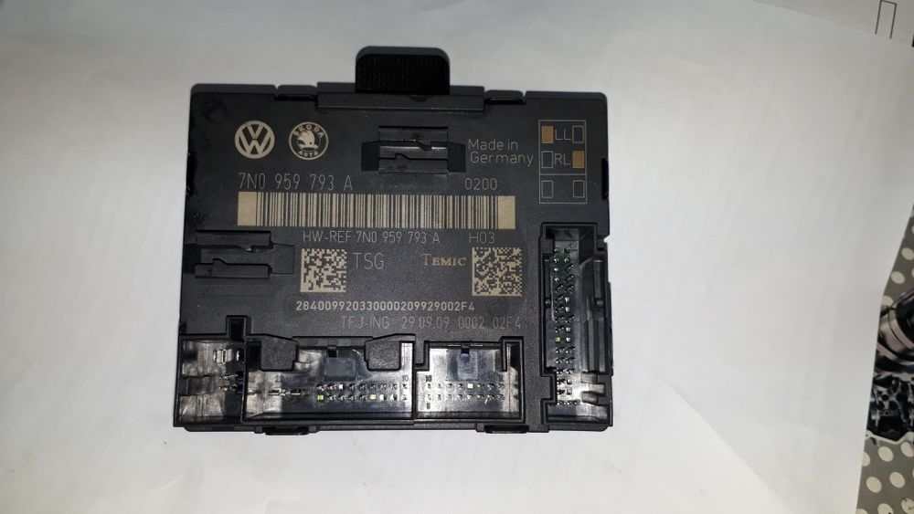 7N0 959 793 A    Skoda superb блок керування водійськими дверима